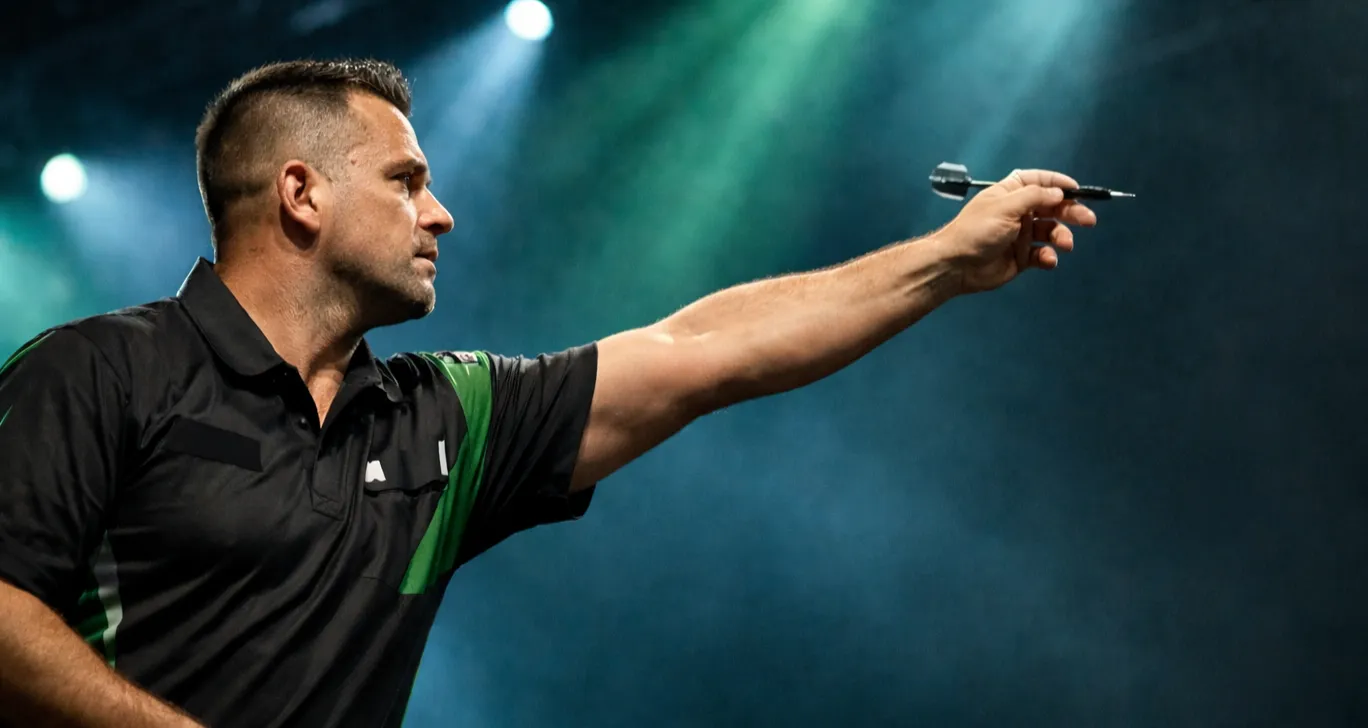Dartspeler werpt een pijl op het podium met dramatische verlichting