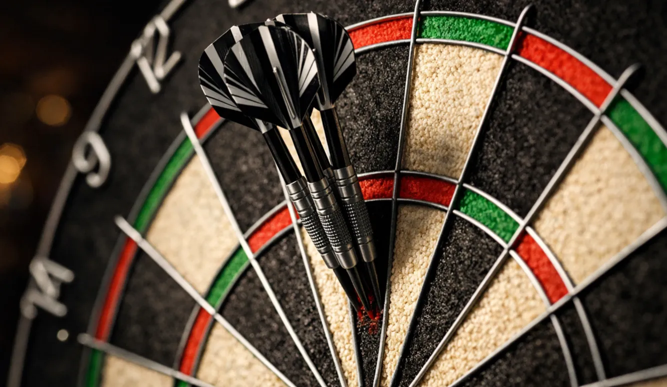 Professioneel dartbord met drie pijlen in de triple 20 sector